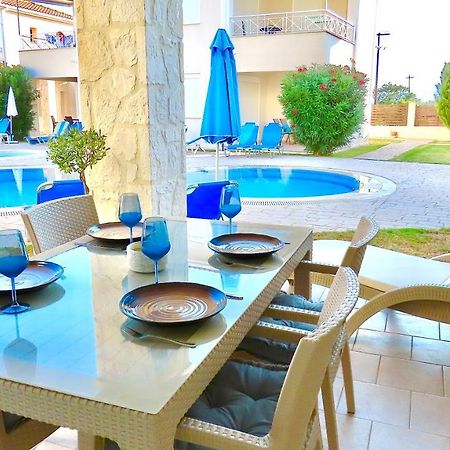 Phoebes Place At Kalamaki Court, 2 Bedroom Villa With A Shared Pool Extérieur photo
