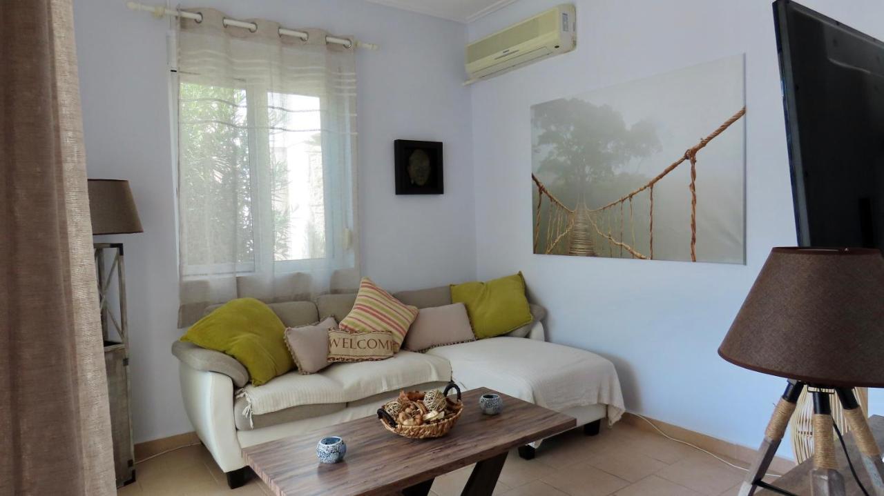 Phoebes Place At Kalamaki Court, 2 Bedroom Villa With A Shared Pool Extérieur photo