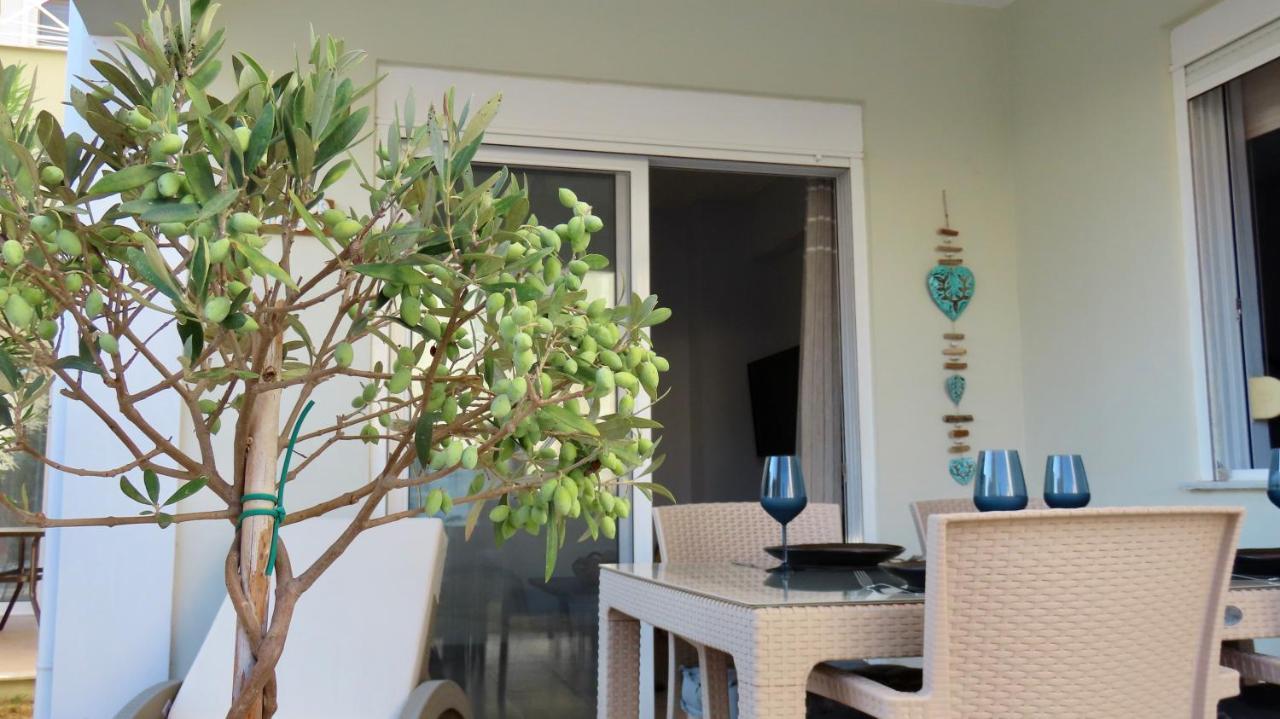 Phoebes Place At Kalamaki Court, 2 Bedroom Villa With A Shared Pool Extérieur photo